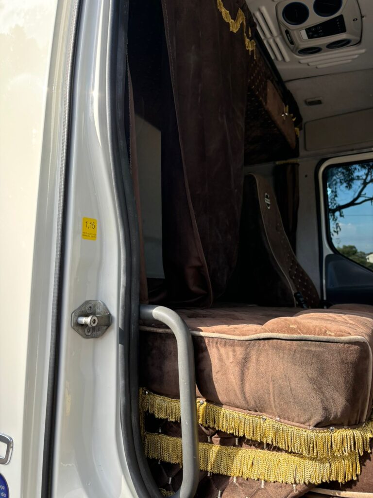 VOLVO VM 260 6X2R 02
