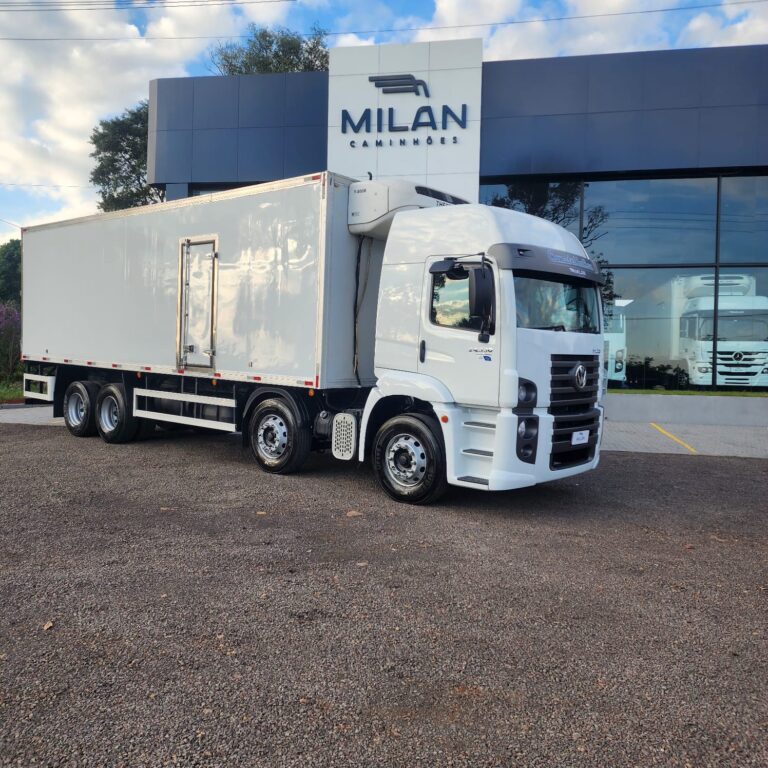🚛 VOLKSWAGEN CONSTELLATION 24-330 8X2 CÃMARA FRIA 🔹Único dono 🔹Manual e copia de chave 🔹Cabine leito 🔹Teto alto 🔹Ar Condicionado 🔹Computador de bordo 🔹Banco motorista a Ar 🔹Direção Hidráulica 🔹Vidros elétricos 🔹Trava elétrica 🔹Motor Cummins 6 cilindros 🔹Caixa 8 marchas 🔹Sofá cama 🔹Levante d truck traseiro e dianteiro 🔷 CÃMARA FRIA Termo king T800 16 paletes Um caminhão pesado da Volkswagen com tração 8x2, o que significa que possui dois eixos direcionais. Este modelo é equipado com um motor Cummins ISL de 9 litros, com potência de 334 cv e torque de 1.450 Nm, sendo o maior da categoria na época do seu lançamento. Para saber mais informações sobre esse caminhão, entre em contato pelo link da bio ou pelos telefones: (54) 3361-1146 | (54) 9991-1146. 📲