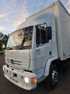 Mercedes Benz MB-1718 Ano 2011 Cambio 6 marchas reduzidas motor 4 cilindros Inter clima Sofá cama Maleiro Tacógrafo Digital Dimensões do baú comp. 11m x larg. 2,50m x alt. 2,85